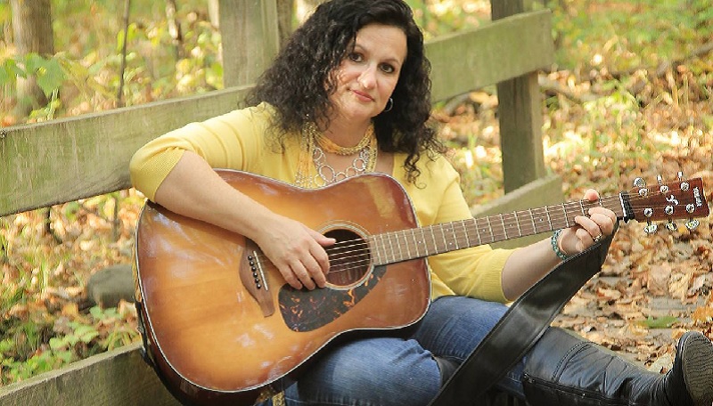 Suzy Schwartz, guitarist, vocalist.